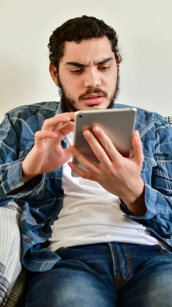 Joven Macho Usando Una Tableta Sentada Sofá Sala Estar Casa — Foto de Stock