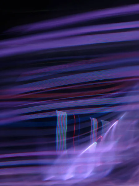 紫罗兰色 明亮线 渐进式光路 虚拟网络和空间结构层的纹理 — 图库照片