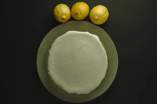 Uma Porção Torta Limão Com Merengue Decoração Limões Fundo Preto — Fotografia de Stock