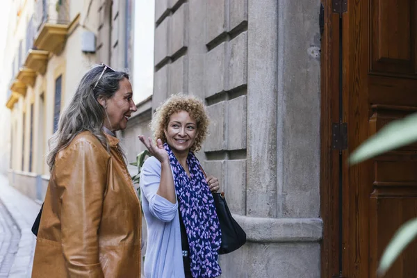 Tiro Foco Raso Duas Mulheres Adultas Alegres Andando Longo Rua — Fotografia de Stock