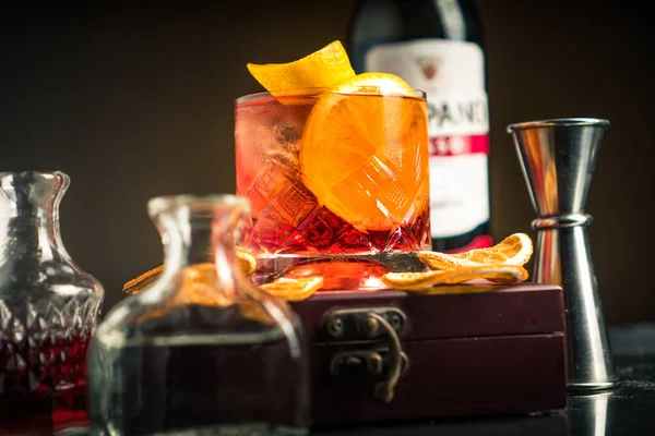 Närbild Bild Ett Glas Utsökt Classic Negroni Cocktail — Stockfoto