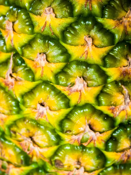 Pionowe Zbliżenie Ujęcia Świeżego Ananasa — Zdjęcie stockowe