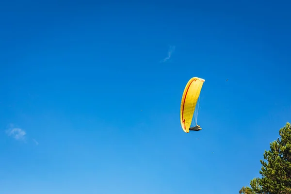 Ein Gleitschirm Mit Einem Leuchtend Gelben Fallschirm Vor Blauem Himmel — Stockfoto