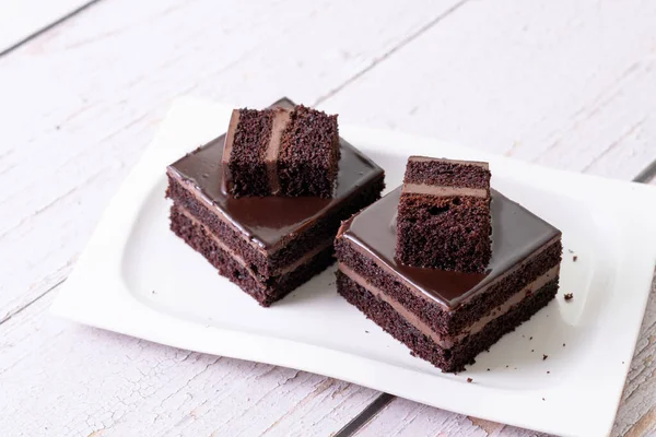 Gros Plan Tranches Gâteau Chocolat Sur Une Plaque Céramique Blanche — Photo