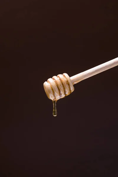 Vertical Shot Wooden Honey Dipper Dark Background — Stock Photo, Image