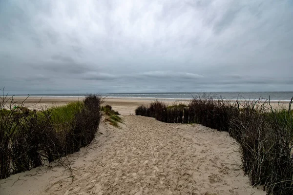 ドイツのボルクムにある砂浜と波状の海 — ストック写真