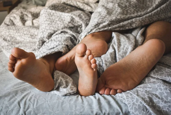 Picioarele Unui Cuplu Iubitor Dormind Pat — Fotografie, imagine de stoc