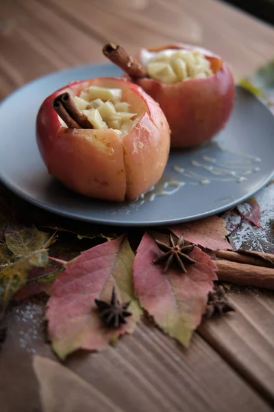 Vertical Shot Baked Apples Cinnamon Maple Leaves Wooden Table — Stock Photo, Image