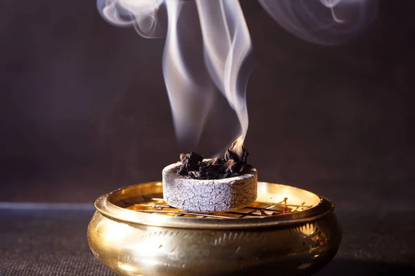 Egy Közeli Felvétel Füstről Ami Égő Faszénről Jön Fémtartályból — Stock Fotó