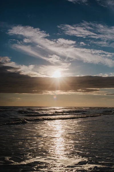 Een Verticaal Schot Van Zon Schijnt Overheen Een Kalme Zee — Stockfoto