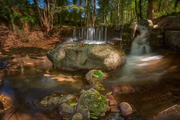 Ein Fluss Mit Langer Belichtung Umgeben Von Felsen Und Grün — Stockfoto