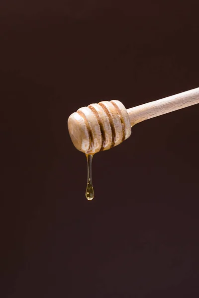 Vertical Shot Wooden Honey Dipper Dark Background — Stock Photo, Image