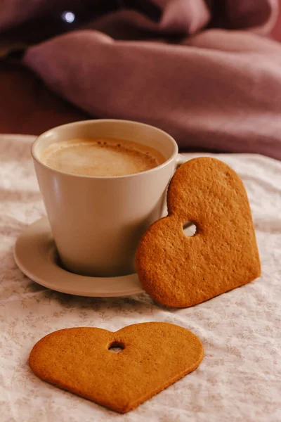 Bir Fincan Kahve Kalp Şeklinde Kurabiyelerin Dikey Çekimi — Stok fotoğraf
