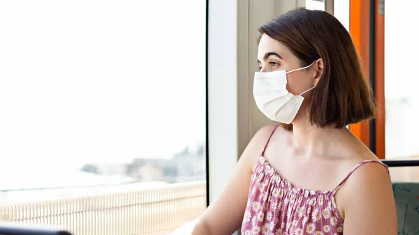 Uma Jovem Mulher Usando Uma Máscara Durante Condução Ônibus Pandemia — Fotografia de Stock
