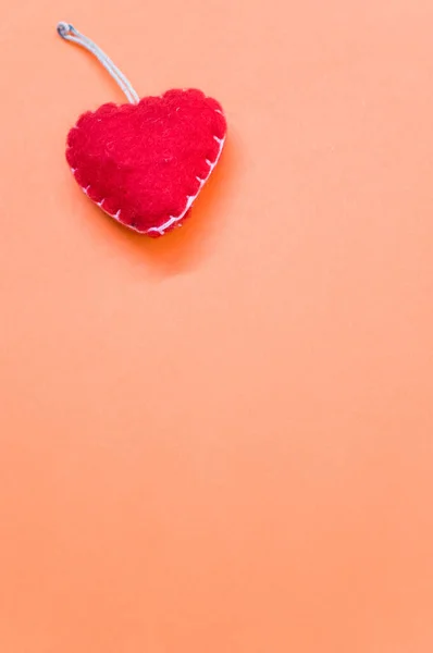Κάθετη Λήψη Ενός Λούτρινου Παιχνιδιού Σχήμα Καρδιάς Απομονωμένου Πορτοκαλί Φόντο — Φωτογραφία Αρχείου