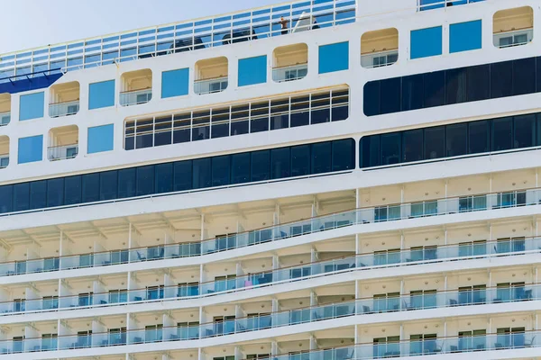 大きなクルーズ船の窓とバルコニーの列 — ストック写真