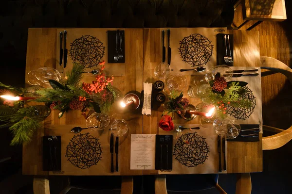 Une Table Noël Joliment Décorée Avec Des Bougies Rouges — Photo