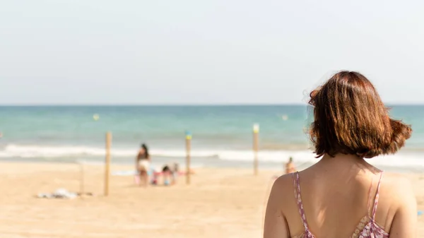 Uma Jovem Mulher Olhando Para Oceano Partir Praia — Fotografia de Stock