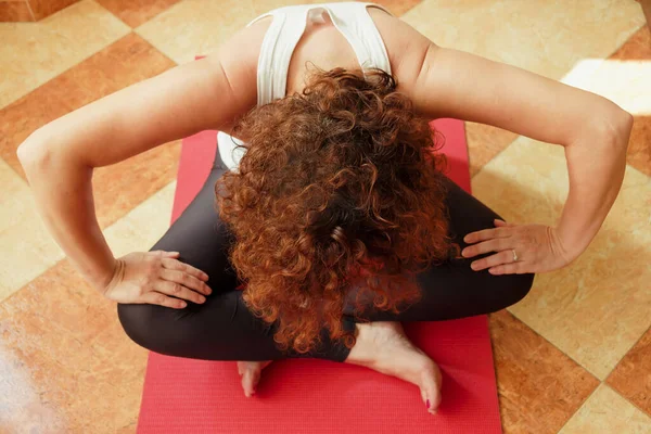 Foto Una Pelirroja Irreconocible Practicando Yoga Casa Durante Pandemia Sentada —  Fotos de Stock