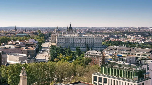 Μια Όμορφη Φωτογραφία Του Βασιλικού Παλατιού Στη Μαδρίτη — Φωτογραφία Αρχείου