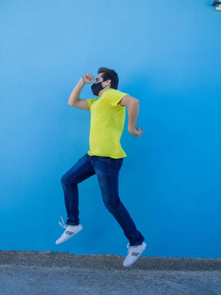 Een Jonge Blanke Man Met Een Medisch Masker Springt Tegen — Stockfoto