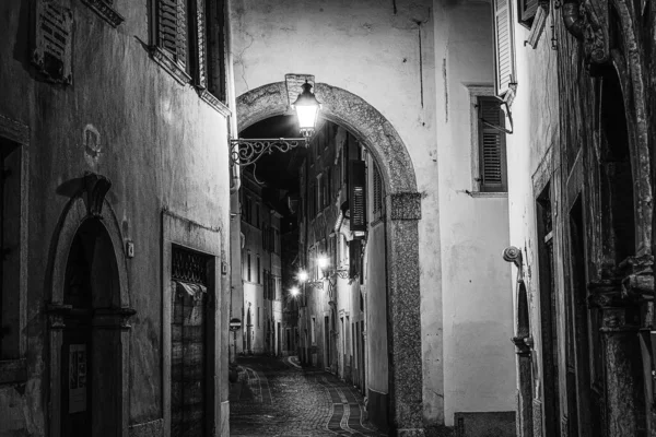 Grayscale Shot Golden Illuminated Alley Buildings — Stock Photo, Image