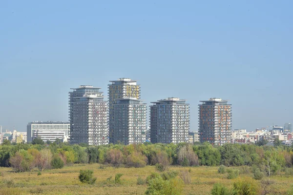 Eine Stadt Mit Großen Gebäuden Auf Blauem Himmel Und Grünen — Stockfoto
