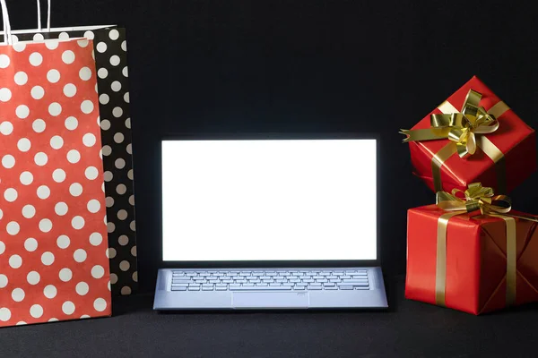 Ноутбук Горошек Бумажный Пакет Рождественские Подарочные Коробки Копией Пространства Изолированы — стоковое фото