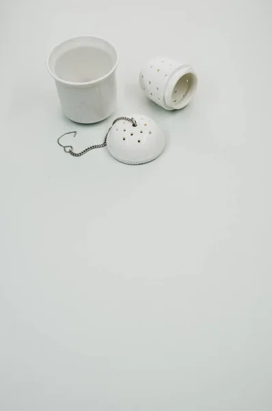 Una Toma Vertical Colador Blanco Con Infusor Aislado Sobre Fondo — Foto de Stock