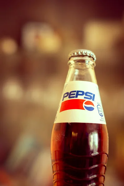 Poznan Polsko Červen 2019 Sweet Pepsi Cola Drink Skleněné Láhvi — Stock fotografie