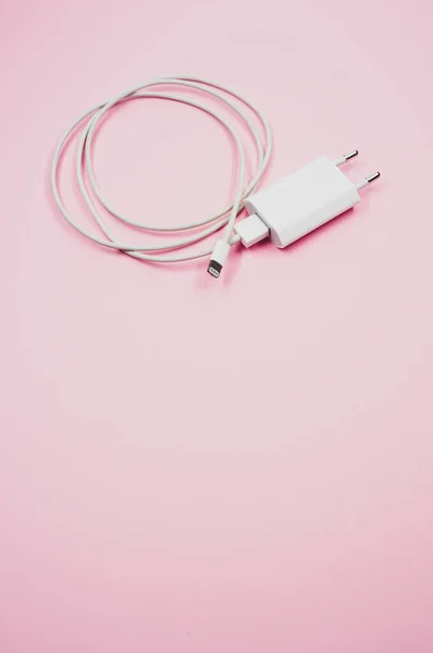Függőleges Felvétel Egy Fehér Okostelefon Töltőről Rózsaszín Felületen — Stock Fotó