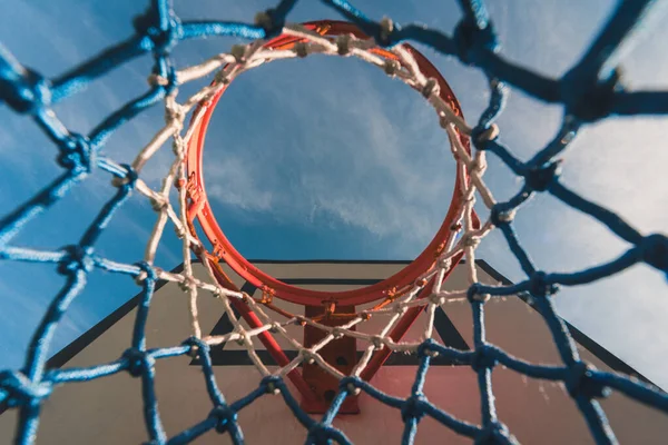 Tiro Ângulo Baixo Aro Basquete Com Céu Azul Fundo — Fotografia de Stock