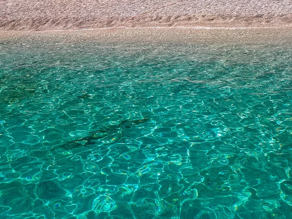 Ett Naturligt Turkost Vatten Med Sandstrand Perfekt För Bakgrund — Stockfoto