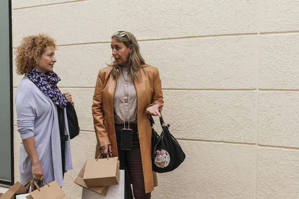 Uma Vista Duas Mulheres Adultas Alegres Com Sacos Compras Andando — Fotografia de Stock