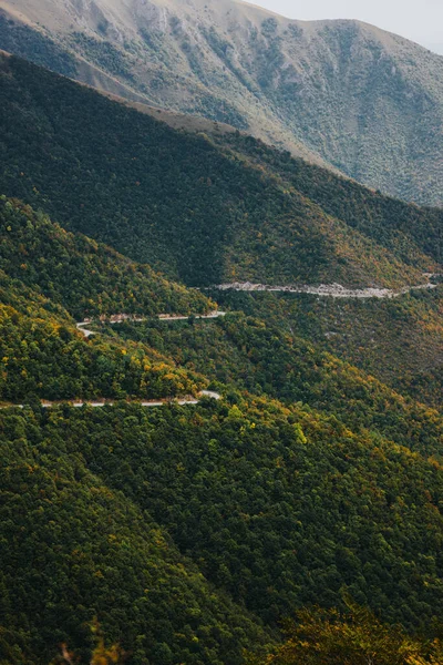 보스니아의 가로지르는 산길을 공중에서 내려다본 — 스톡 사진