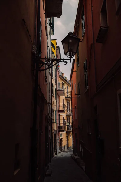 意大利建筑马那罗拉市一条狭窄街道的特写镜头 是旅行的目的地 — 图库照片