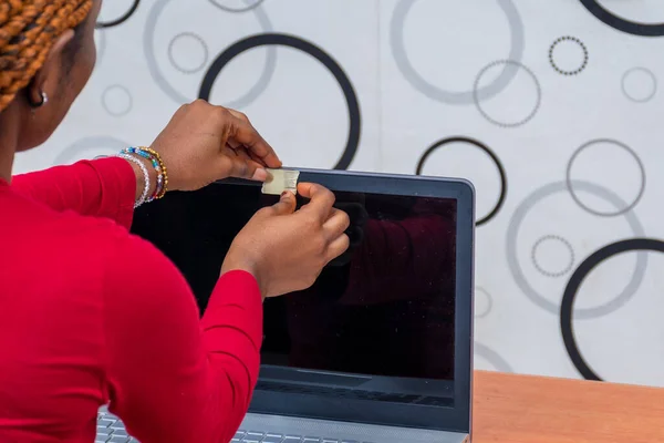 Eine Junge Schwarze Dame Klebt Ihre Laptop Webcam Auf — Stockfoto
