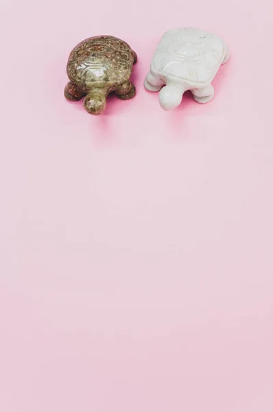 Tiro Vertical Figuras Pedra Tartaruga Marrom Branco Isolado Fundo Rosa — Fotografia de Stock