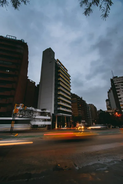 Uma Longa Exposição Vertical Cenário Urbano — Fotografia de Stock