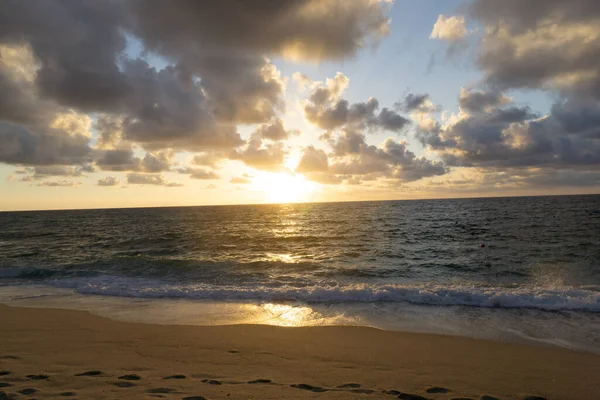 Beautiful Cloudy Sky Sunset View Calm Peaceful Seascape Sandy Coastline — Stock Photo, Image