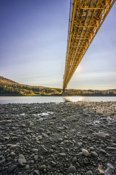 Eine Vertikale Aufnahme Einer Brücke Über Den Dunvegan River Alberta — Stockfoto