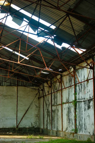 Tiro Vertical Antigo Edifício Abandonado — Fotografia de Stock