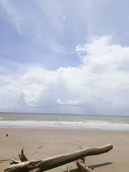 Plano Vertical Una Playa Tranquila Bajo Cielo Nublado Brillante — Foto de Stock