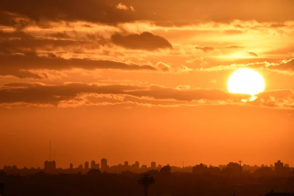 Arjantin Buenos Aires Siluetine Karşı Bulutlarla Güzel Bir Gün Batımı — Stok fotoğraf