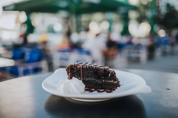 液体ソースとホイップクリームと食欲をそそるチョコレートケーキスライス — ストック写真