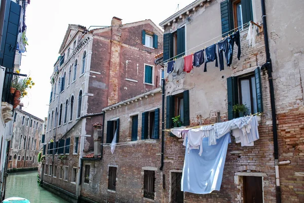 Los Antiguos Edificios Piedra Con Lavandería Colgando Venecia Italia — Foto de Stock