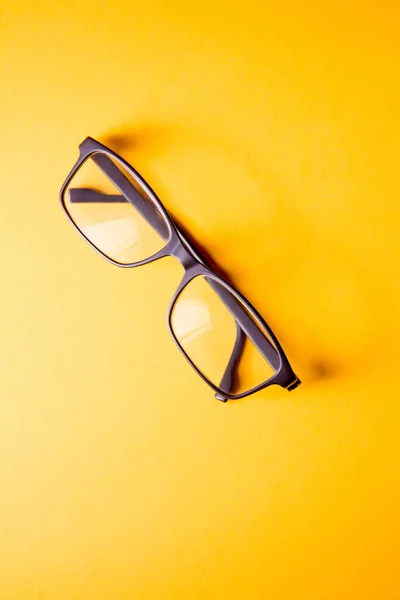 Une Vue Dessus Lunettes Optiques Isolées Sur Fond Jaune — Photo