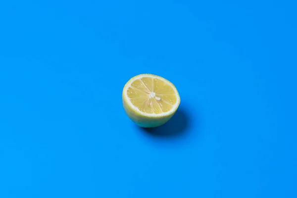 Lemon Terbelah Pada Latar Belakang Biru Dengan Ruang Kosong Untuk — Stok Foto