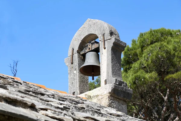 Eine Nahaufnahme Einer Metallglocke Einer Kapelle Kroatien Vor Blauem Himmel — Stockfoto