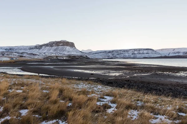 Uma Vista Bela Paisagem Cercada Por Montanhas Cobertas Neve Islândia — Fotografia de Stock